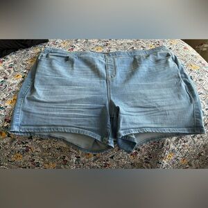 Torrid Lean Jean shorts size 4